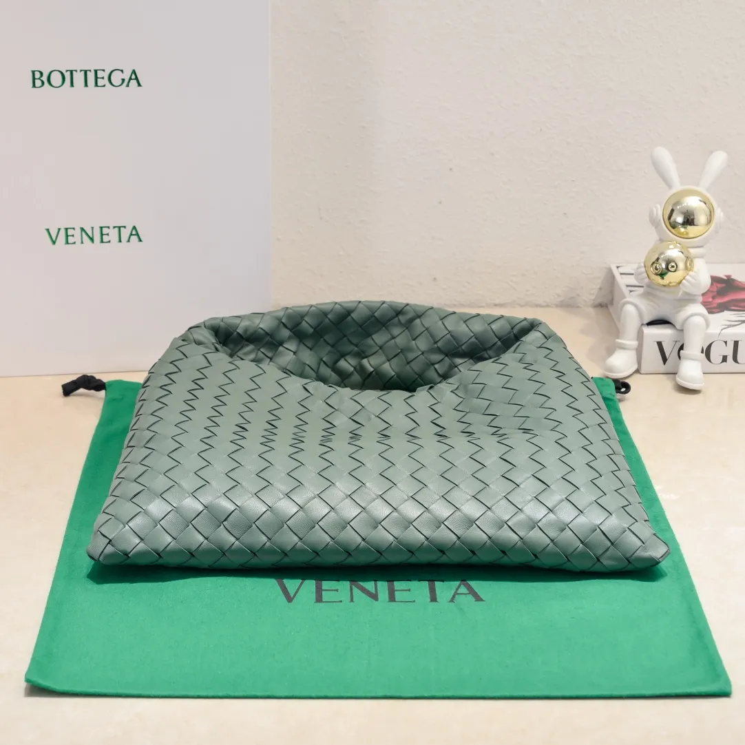 Batch 1860 #Bv new small HOP bag, the bag body and handles are made of a whole piece of woven leather. The bag body is soft and lazy. Hop symbolizes the praise of innovation and eternal craftsmanship [love]. The pyramid silhouette combines practicality and fashion. It is modern and casual. The double-sided closure design of the bag mouth is more convenient and safe! The cowhide texture also makes the bag more wear-resistant and durable. A must-have for fashionable ladies who like minimalism yet comfortable and casual! Size: 41x20.5x7.5, Model: 3966#